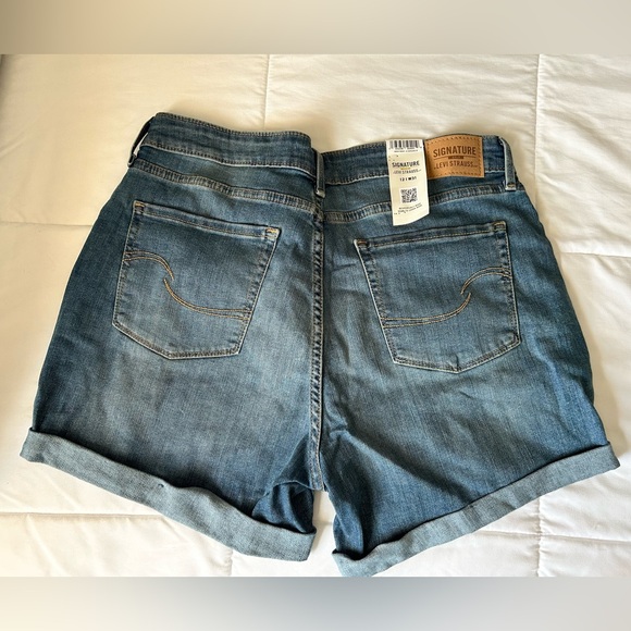 NWT Women’s size 12 Signature Gold by Levi Strauss shorts - Picture 2 of 3